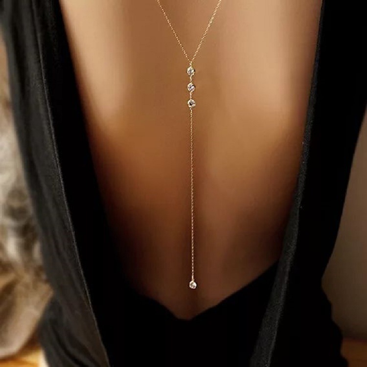 Collier chaîne arrière en stra - Event Suppliers avis et prix